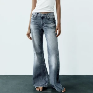 Zara flared jeans - Säljer mina absolut mest använda jeans (fast i blått)! Från zara, strl 34, aldrig använt och prislappen är fortfarande på. Beställde fel strl :) 