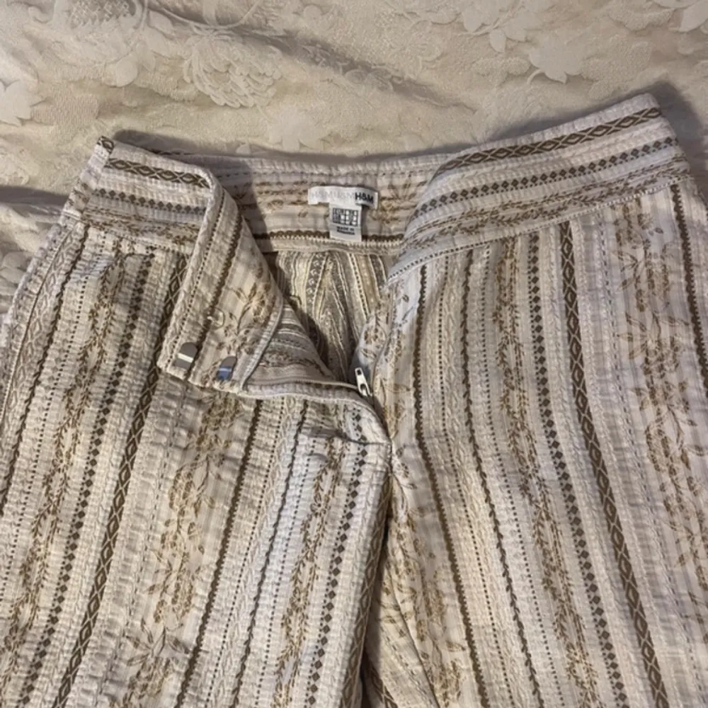 Jätte snygga byxor med mönster som tyvärr är för små💕. Jeans & Byxor.