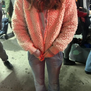 Fluffig jacka 💗 - Jätte fin fluffig jacka 💓 jätte fint skick å bara använd några fåtal gånger 