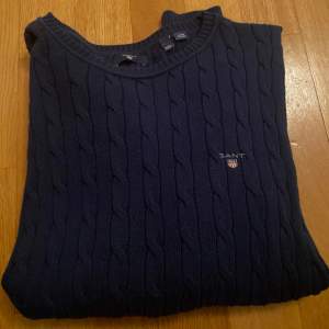 Marinblå stickad tröja från GANT. Storlek 170, 15 år. Kan även passa XS.