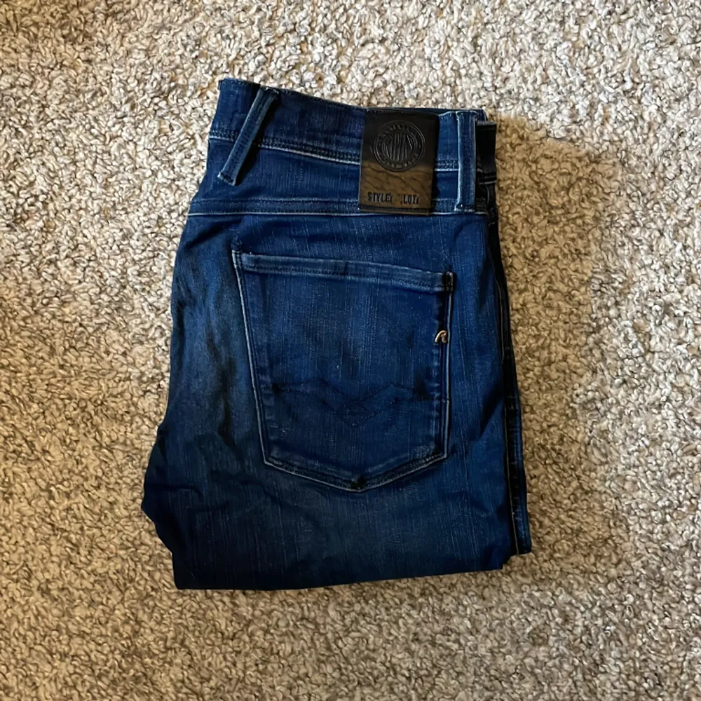 Blåa jeans från replay i modellen Anbass. Storlek W31 L32. Skick 8/10. Vid fler frågor, skriv gärna privat // AR. Jeans & Byxor.