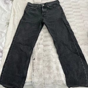 mid waist jeans - Galet snygga mid waist jeans ifrån Zara, säljer p.g.a för små runt midjan! Som nya, använda 2-3 gånger!