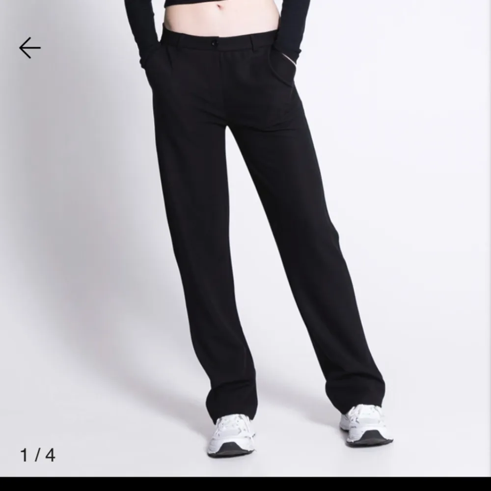 Low waist kostymbyxor från lager 157. Köpte av en tjej på Plick men de passade inte mig så jag säljer dom, har inga defekter eller annat. Nypris 200 kr💞. Jeans & Byxor.