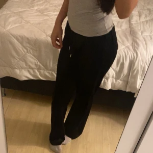 svarta velour byxor - from gina tricot and they're a juicy couture dupeee, they have been worn 1 time and they're in perfect condition💕