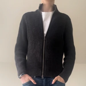 Full zip Marc O’Polo - Snygg hel zip från Marc O’Polo. Extremt bra kvalite och riktigt snygg till våren eller vintern. Hör gärna av er med eventuella frågor //Fabian