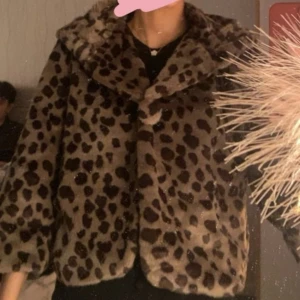 Fejkpäls jacka  - Sååå fin och mjuk aldrig använd ute faktiskt bara testad hemma. 