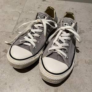 Gråa låga converse i storlek 39, använda men syns inte väl förutom sliten logga vid hälarna. Säljer då dom är för små för mig :)