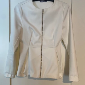 Figursydd kavaj - Fin figursydd kavaj från Gina tricot. Sparsamt använd.