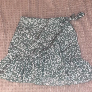 Blommig kjol - Använd många gånger men är i väldigt bra skick!💕