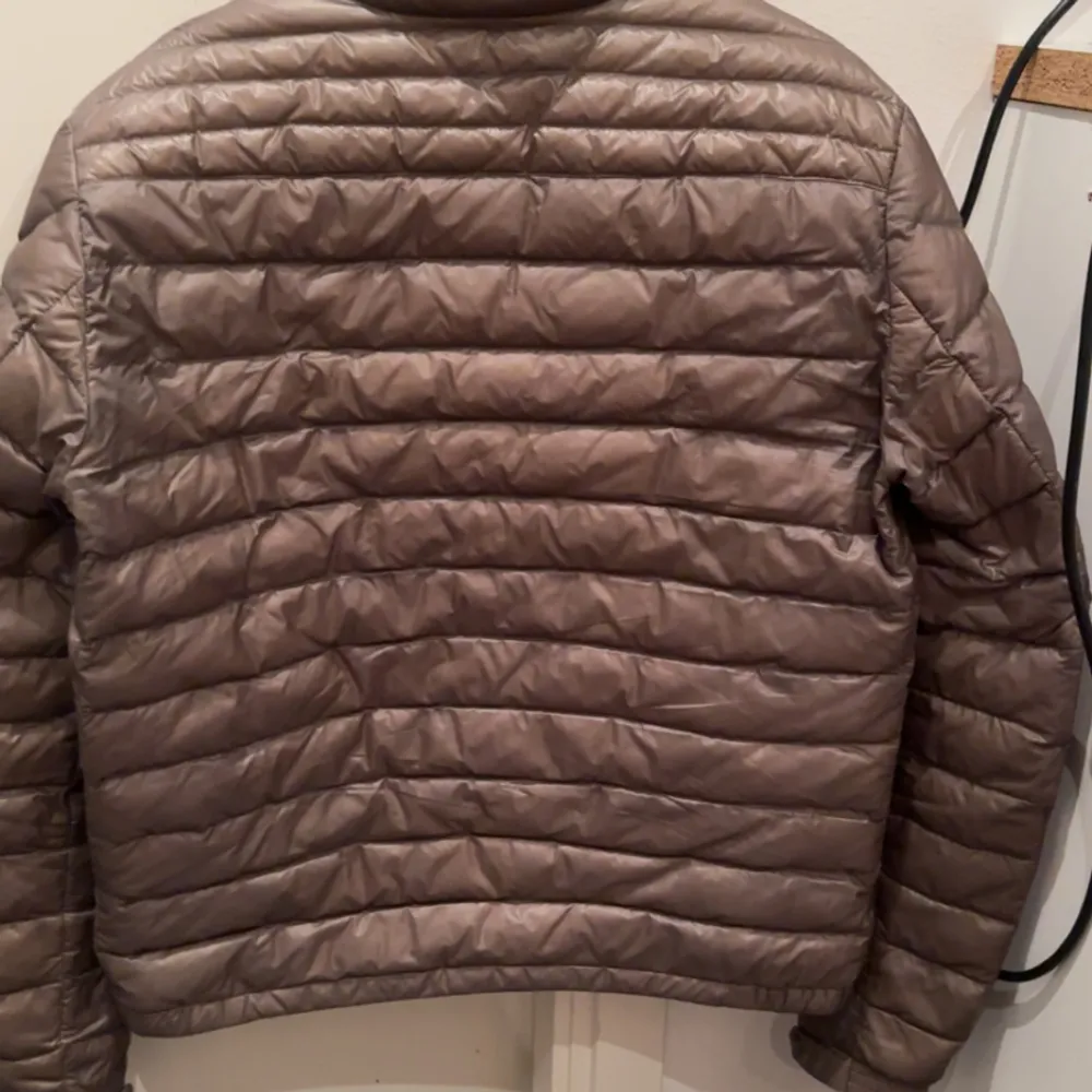 Modell: moncler Daniel Down jacket  Köpt från garmsmarket. Säljer pga storleken passade inte  Storlek 3 Skick 8/10   Pris kan diskuteras . Jackor.