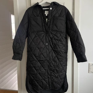 Svart lång jacka - Svart lång jacka från hm! 