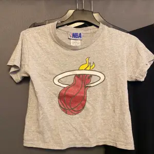 Säljer denna korta vintidge NBA T-shirt sitter jätte fint på och ännu storlek xs. 