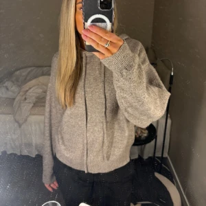 Stickad hoodie  - Säljer min jätte fin Beige/grå/bruna stickade hoodie från Lindex (andvänd ett fåtal ggr). Tveka inte på att höra av er om det är något ni undrar. 
