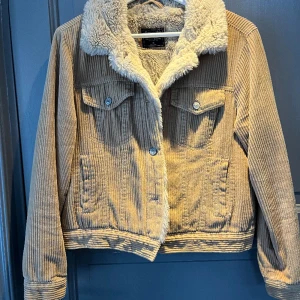 Abercrombie & Fitch, vårjacka, strl.M - Härlig jacka till vintern. Den är varm med en mysigt innerfoder. Inga defekter och säljer för den är för liten😊 Hör gärna av dig om mer bilder om så önskas🥰  Jackan är av strl.M