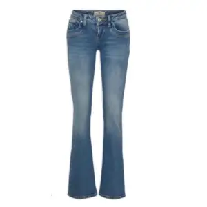 Säljer dessa fina och sparsamt använda jeans! Köpta för 900 kr