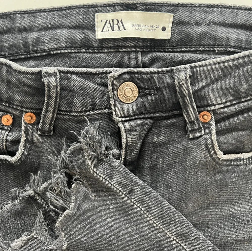 Gråa ”slitna” jeans från zara i stl 36👐🏼 Stretchigt material med slitning nertill❣️är 172. Jeans & Byxor.