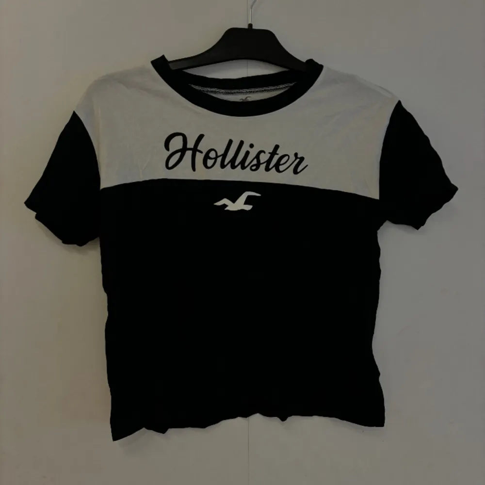 Superfin t-shirt från Hollister i sparsamt använt skick! Säljer pga. att den blivit för liten🫶🏻. T-shirts.