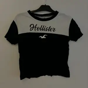 Superfin t-shirt från Hollister i sparsamt använt skick! Säljer pga. att den blivit för liten🫶🏻