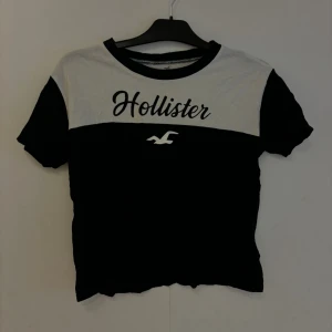 T-shirt Hollister - Superfin t-shirt från Hollister i sparsamt använt skick! Säljer pga. att den blivit för liten🫶🏻