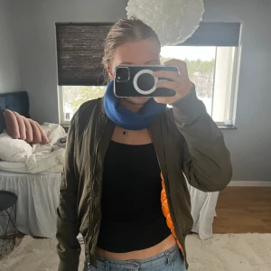 Bomberjacka🏹 - As snygg bomberjacka! Det står M i jackan men skulle mer säga XS-S🔥nice nu inför våren 