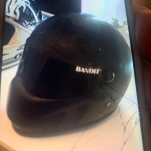 Bandit Mc Hjälm mattsvart  - Fint skick  Bandit tonad mc hjälm