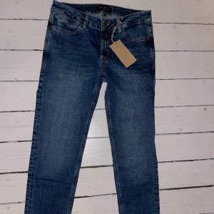 Helt nya jeans från Max Martini Milano Aldrig använda, endast testade med tagg kvar  i storlek S/ 46 it eller runt 32 enligt andra mått