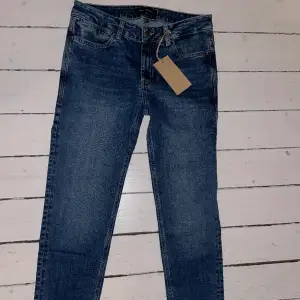 Helt nya jeans från Max Martini Milano Aldrig använda, endast testade med tagg kvar  i storlek S/ 46 it eller runt 32 enligt andra mått