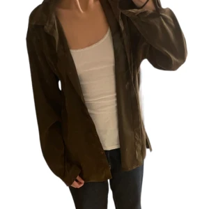  Brun skjorta  -  Har tyvärr inte kommit till en användning så jag kommer sälja den nu 