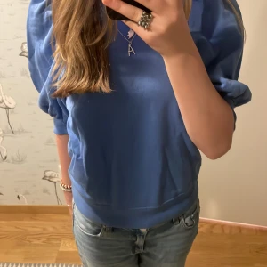 Söt blå trekvartsärmad tröja - Säljer denna söta blåa tröjan från Lindex 