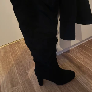Boots Storlek 40 - Helt nya, säljer för att jag aldrig använder dem. Dem är rätt så höga. Passar även storlek 41. Ordinarie pris 500.  