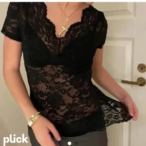 Spets topp - Säljer spetstopp köpt här på plick, superfin till festligare tillfällen🫶🏻 (pris kan diskuteras)