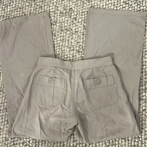 Byxor - Supersnygga bomullsbyxor från Grey Wolf med söta fickor och fint material. Köpta second hand, aldrig använda av mig och inga tecken på användning innan mig heller. Storlek 36 men för små för mig som har S så skulle säga XS/XXS. Skriv för mått💕