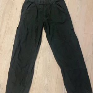 Bershka Carpenter Pants/Byxor - Mörk gröna carpenter byxor från Berksha. Väldigt lik Carhartt’s Carpenter byxor! Hör av er för ev frågor//Fabian