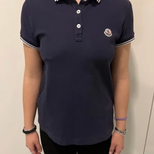 Moncler Maglia Polo Manica Corta Dam - Första bilden motsvarar färgen bäst! Mycket fint skick. Storlek S passar xs/s. Har fler bilder. Dammodell