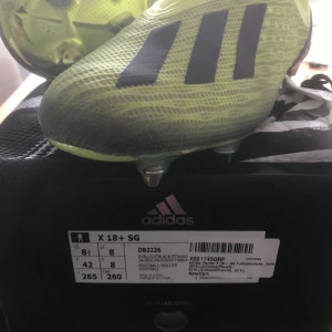 Adidas Fotbollskor - Riktigt bra Fotbollskor och snygga har användt dom en träning sen blev jag skadad och kunde inte spela mer fotboll ny pris ligger runt 3000 