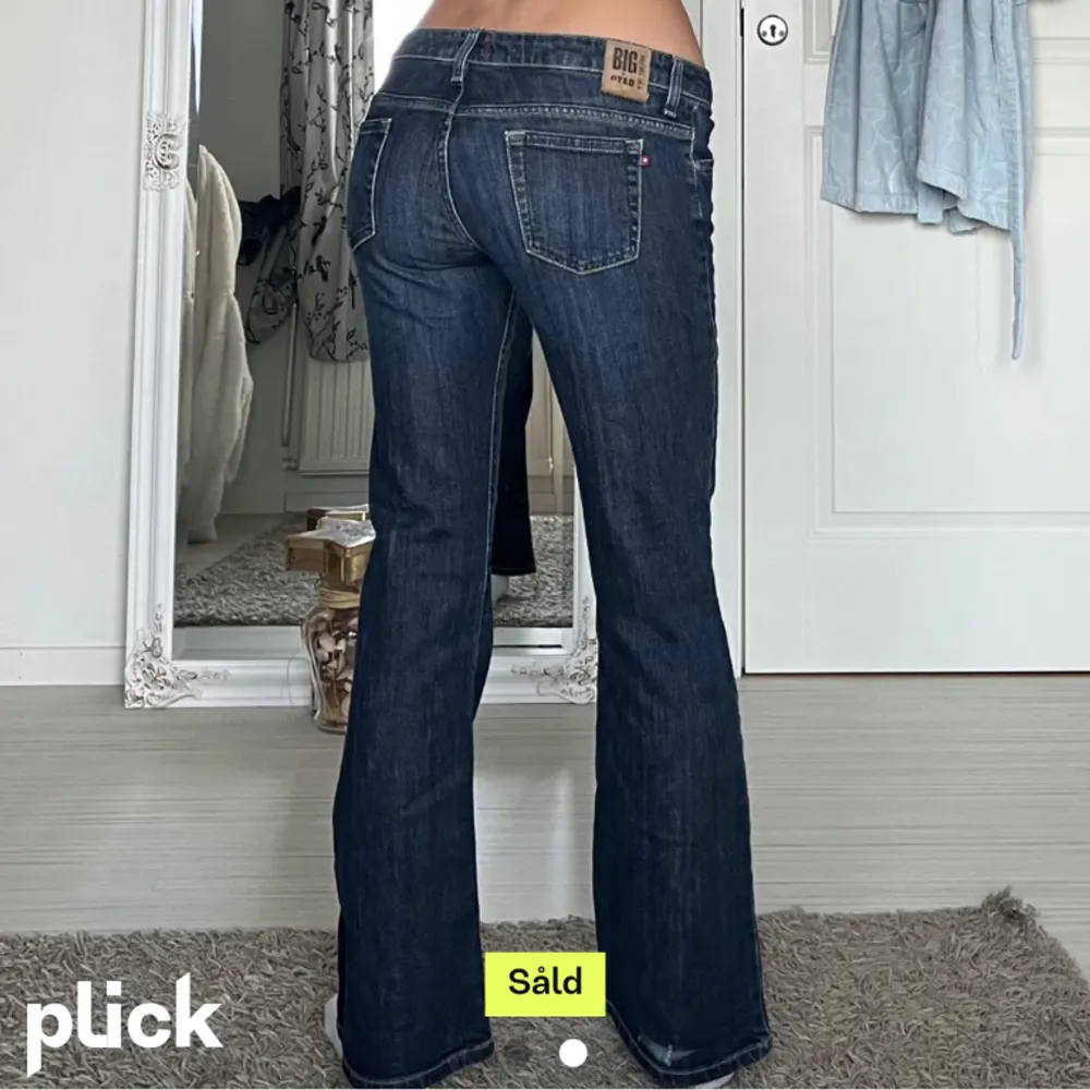 Säljer dessa jätte snygga jeans som jag köpte här på Plick (lånade bilder). Dom satt inte som jag trodde därför säljer jag💞 . Jeans & Byxor.