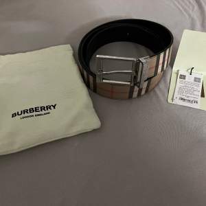 Äkta Burberry bälte. Köpt på NK. Kvitto och tags finns kvar.  Storlek 110 cm. Skriv vid fler funderingar!