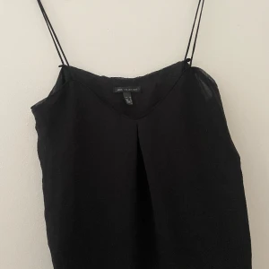 Linne med tunna band - Väldigt skönt luftigt linne, dubbeltyg som jag skulle förklara som blusmaterial