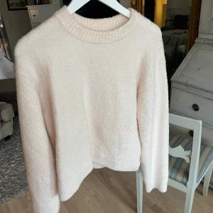 Så fin rosa stickad tröja från hm, endast använd ca 2 gånger 💕💕  Kostar 349kr ny