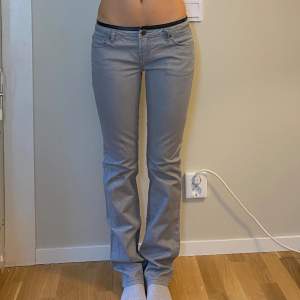 Snygga gråa lågmidjade jeans!! 🩶🩶 står storlek 36 på lappen. Läder på fickan och runt midjan!! 💕💕💕 Innerbenslängd: 81 cm Midja: 76 cm