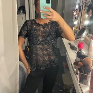 Skimrande topp med mönster - Så fin festtopp. Inte använt mycket. Storlek s. 