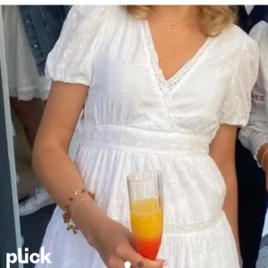 Studentklänning - Superfin vit klänning med volanger & lite spets, från Zara, perfekt till studenten eller konfirmation! Använd 1 gång! Första bilden är lånad