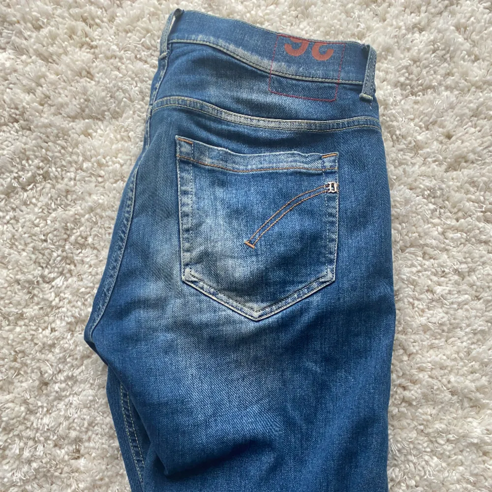 Dondup ”George” Jeans Skick: 9/10 Storlek: Dondups storlek ”36” men sitter som vanliga jeans i size 32. Jeans & Byxor.