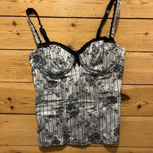 Corset topp - Corset topp med spets kant och justerbara straps och I ryggen, passar xs-s inga fler bilder 