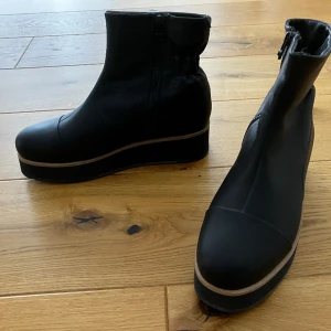 Svarta boots - Ett par skitballa svarta stövletter med en liten beige detalj ifrån märket Gram som ej kommer till användning. Nyskick, inga defekter över huvudtaget. Nypris 2000 men priset kan diskuteras.👌Skriv gärna om du har frågor eller vill ha fler bilder🙌