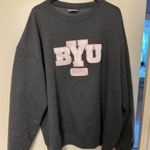 Champion sweatshirt BYU MOM - Köpt second hand, bara använd ett par gånger sen jag köpte den 