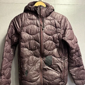 Peak performance jacka storlek m - Defekt på bilen satt tyg tejp går nog bättre att sy är revor