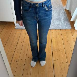 Mörkblå mid waist jeans från Zara. Bootcut jeans. Sköna jeans i bra kvalitet 