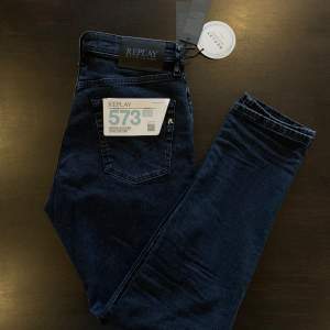 HELT NYA! Ett par replay jeans som aldrig varit använda. Alla tags finns kvar och nypris ligger runt 1500kr. Storlek 28/30