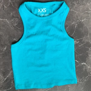 Linne - Jag säljer ett ribbat, croppat linne från New Yorker i storlek XXS. I bra skick men har en lös söm längst ner.  💕Skriv om du undrar nåt💕 💸Priset går att diskutera💸